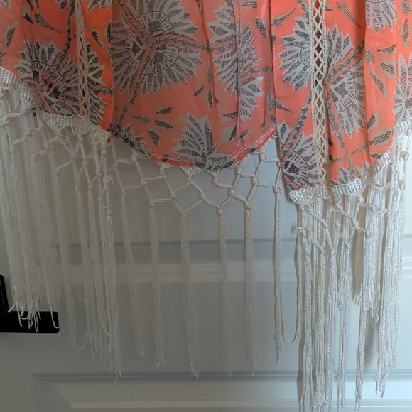 Miss Me Coral and Gray Floral Kimono Top - Picture 4 of 6